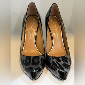 Jessica Simpson metallic silver shiny leopard print pumps (size 5.5 M)
